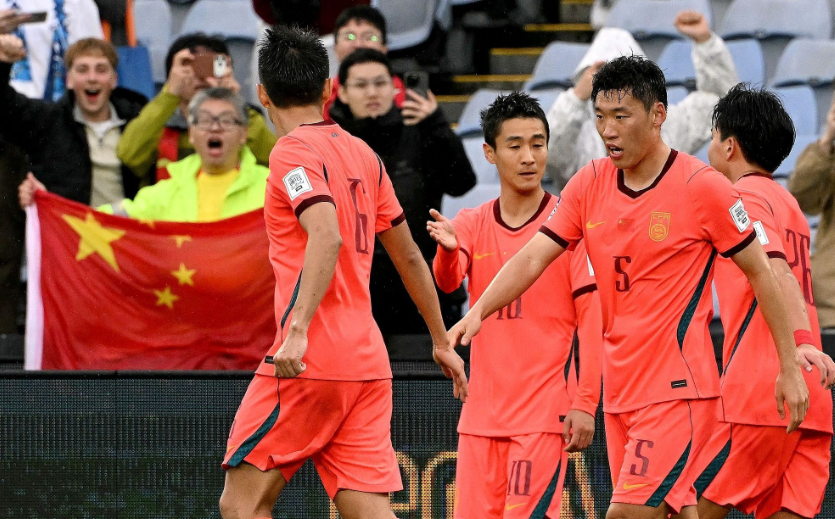 必赢体育登录入口-开场9分钟丢2球！国足遭2026年首败，重大亮点：拜合拉木造3黄2红